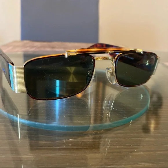 Elegant Gold and Brown Men's Sunglasses - Picture 1 of 6